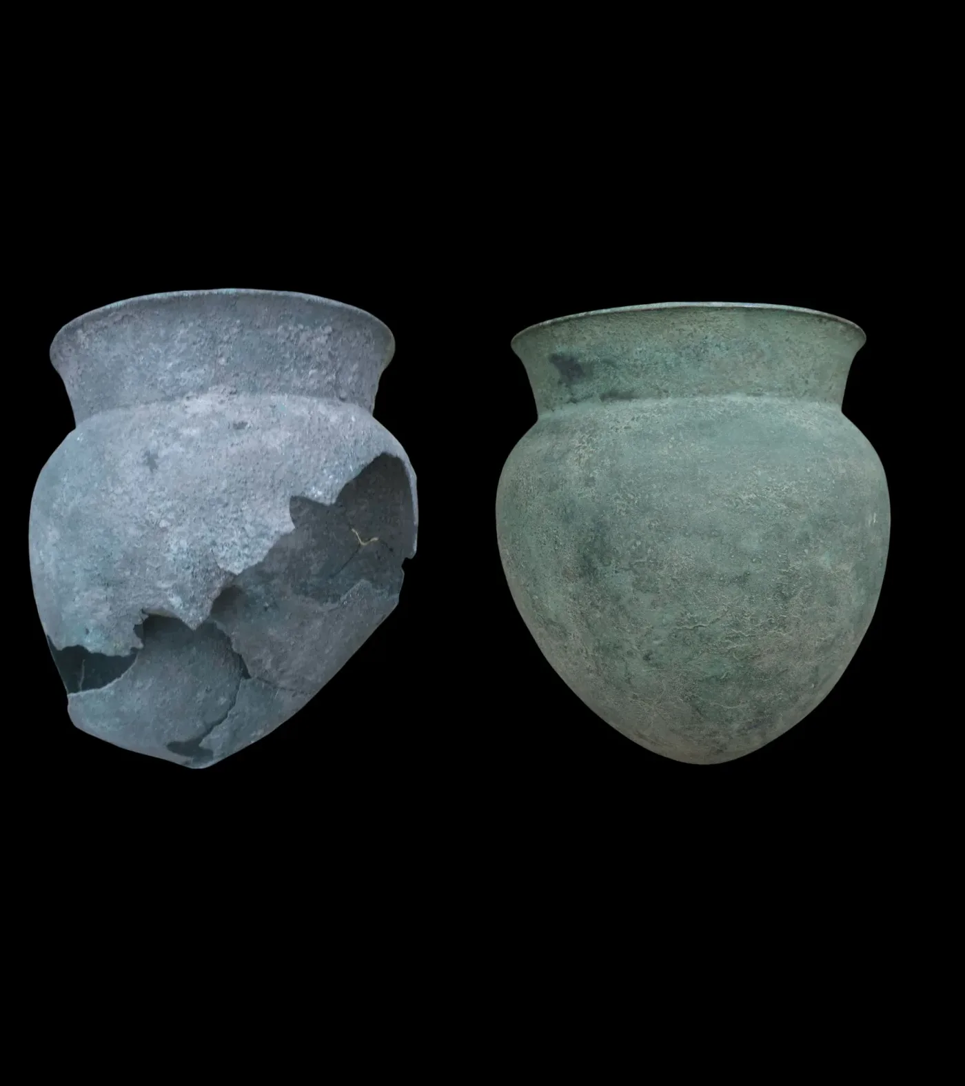 Bronze vessel before and after form reconstruction and colour integration